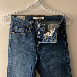 MOVING. NEED GONE. Levi’s Wedgie Straight — 23”